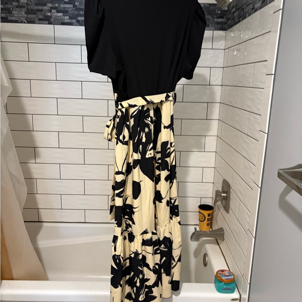 Floral Black and Cream Dress - Picture 3 of 5
